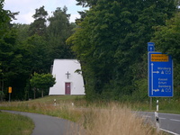 Blick von der Kreisstraße hin zur Autobahnkapelle