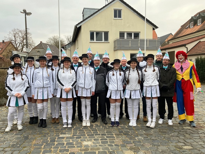 Ein Gruppenbild auf dem Kirchplatz in Burggrumbach. Alle haben Faschingskostüme an.
