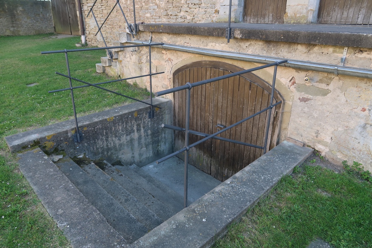 Das neue Geländer an einer Treppe aus Stein.