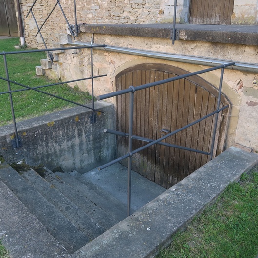 Das neue Geländer an einer Treppe aus Stein.