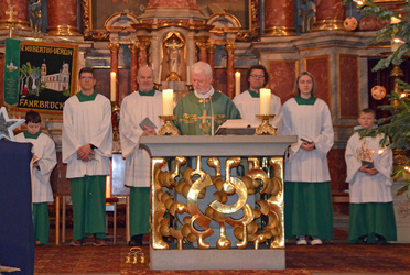 Eine Gruppe mit sechs Personen steht hinter dem Altar.