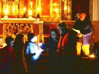 Eine Gruppe mit Kindern und Erwachsenen in der Wallfahrtskirche Fährbrück.