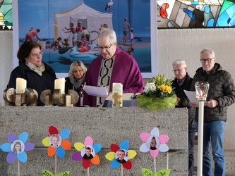 Der Pfarrer liest am Altar eine Urkunde vor.