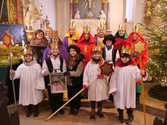 Gruppenbild mti allen Sternsingerinnen und Sternsingern.