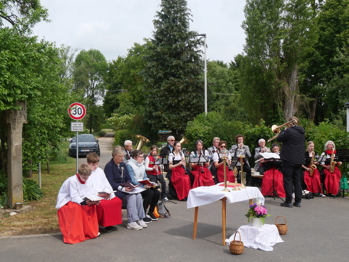 Die Musikkapelle und der Altardienst neben dem historischen Bildstock.