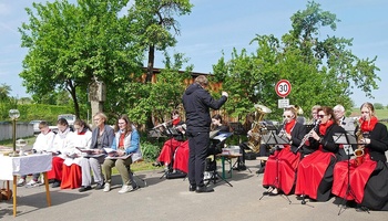 Ein Dirigent leitet eine Musikkapelle.