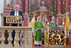 Drei Männer stehen im Altarraum der Kirche Fährbrück. einer hält eine Ansprache.