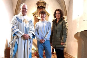 Das Foto ist in der Püssensheimer Kirche aufgenommen worden. Die drei Personen schauen freundlich in die Kamera.