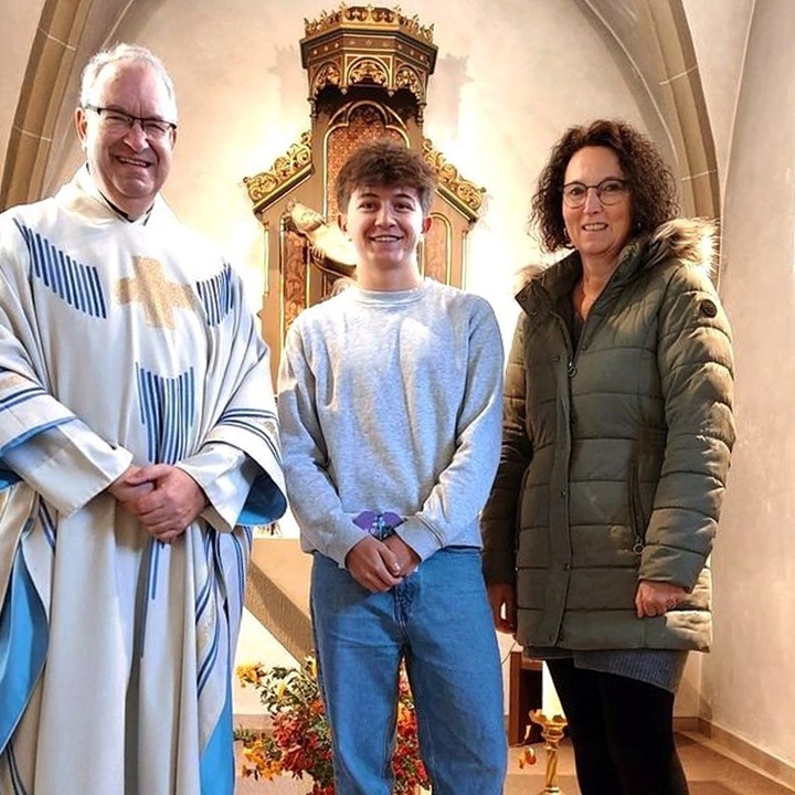 Das Foto ist in der Püssensheimer Kirche aufgenommen worden. Die drei Personen schauen freundlich in die Kamera.