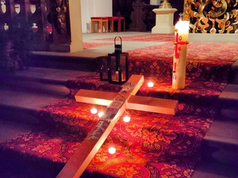 Das Kreuz auf den Altarstufen in Fährbrück