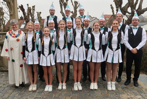 Ein schönes Gruppenbild an der Kirchenmauer mit allen Beteiligten des VfR Burggrumbach.