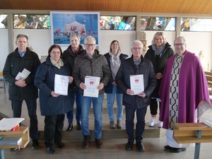 Bei diesem Gruppenbild in der Kirche St. Alban in Erbshausen-Sulzwiesen schauen alle Personen in die Kamera.
