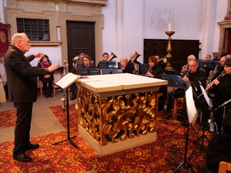 Das Orchester beim Spielen. Links auf dem Bild ist der Dirigent.