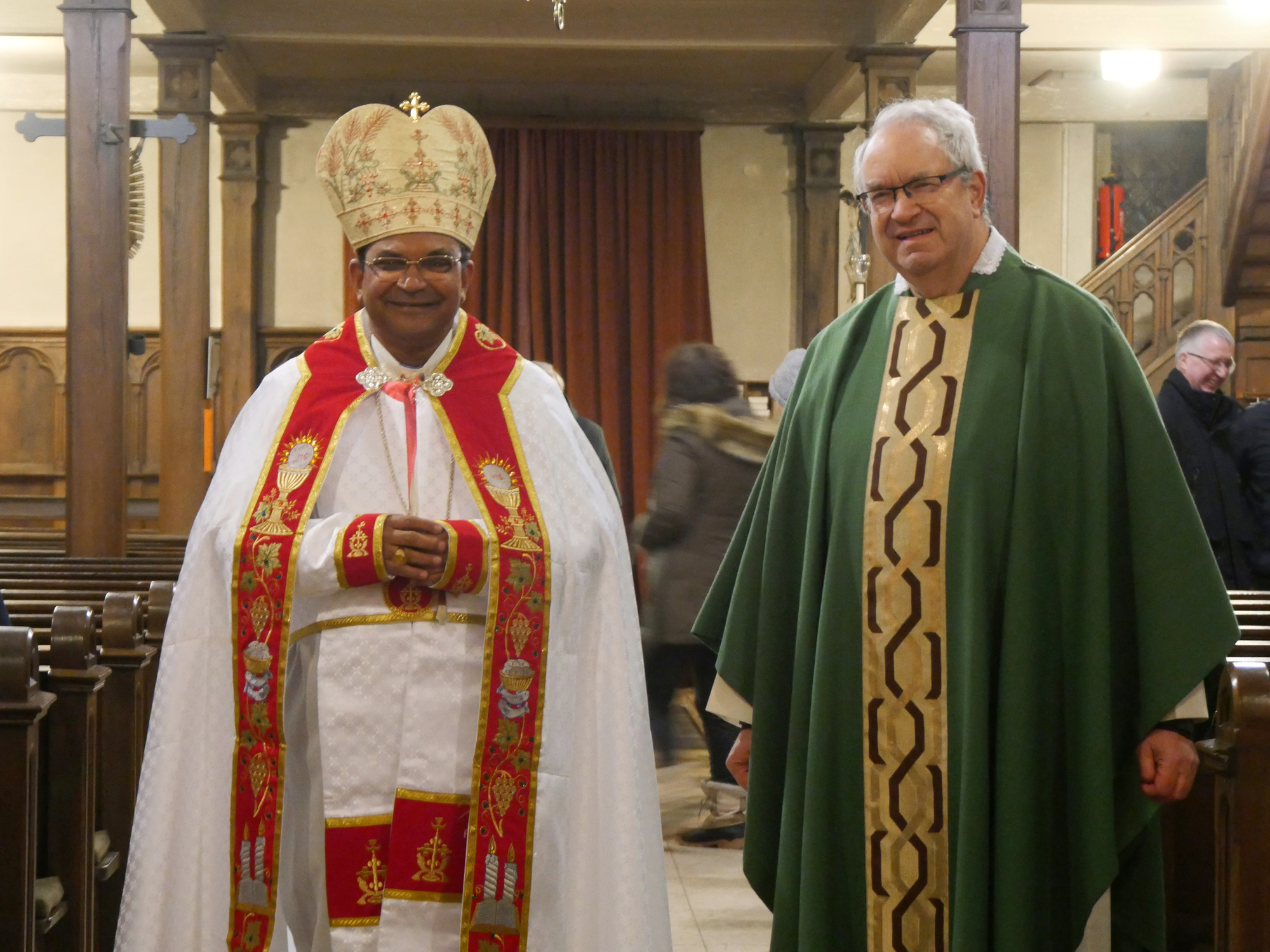 Eine Nahaufnahme von den beiden Geistlichen.