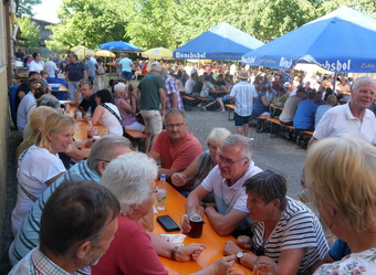 Blick in den Klosterhof mit vielen Gästen.