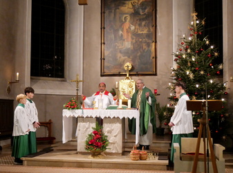 Bischof James und Pfarrer Rügamer beim Vater unser - Kirche Unterpleichfeld