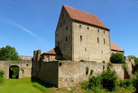 Blick vom Burggraben hoch zur Burg in Burggrumbach