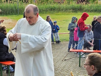 Pastoralreferent Florian Meier auf dem Bolzplatz