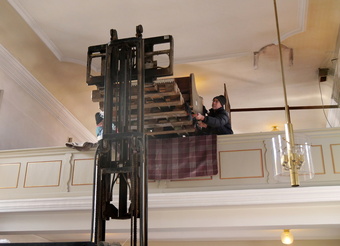 Eine Nahaufnahme zeigt, wie die Orgel auf der Gabel des Gabelstaplers liegt.