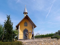 Die Kapelle im Grünen unter blauem Himmel.