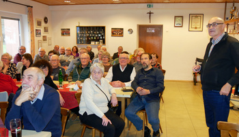 Menschen schauen interessiert in eine Richtung