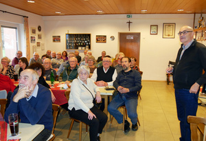 Menschen schauen interessiert in eine Richtung