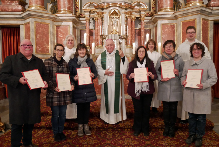 Gruppenbild mit den Urkunden, dem Weihbischof und den Begleitern