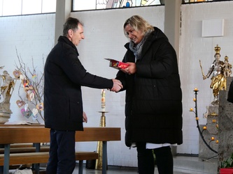 Gratulation und Geschenkübergabe