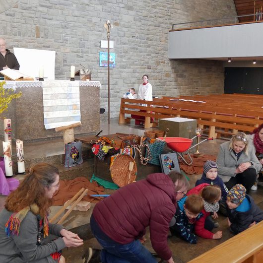 Im Altarraum der Dipbacher Kirche machen sich Kinder und Erwachsene ganz klein.