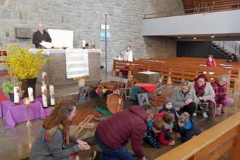 Im Altarraum der Dipbacher Kirche machen sich Kinder und Erwachsene ganz klein.