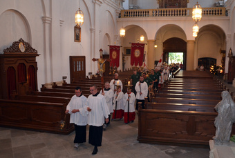 Die Prozession beim Wiedereinzug in die Wallfahrtskirche. Die Menschen ziehen durch den Mittelgang ein.