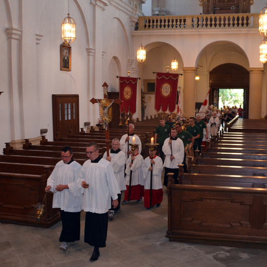 Die Prozession beim Wiedereinzug in die Wallfahrtskirche. Die Menschen ziehen durch den Mittelgang ein.