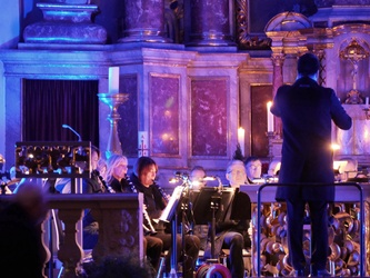 Stimmungsvolles Bild in blauen Farbtönen von der Kirche beim Konzert
