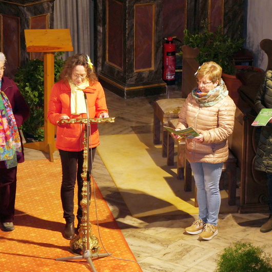 Vier Frauen stehen im Altarraum. Sie lesen etwas vor.