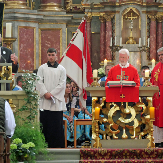 Blick auf den Altarraum der Kirche mit dem Redner und den Zelebranten