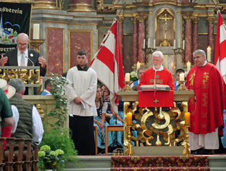 Blick auf den Altarraum der Kirche mit dem Redner und den Zelebranten