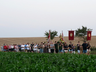 Bei der Lichterprozession um die Kirche.