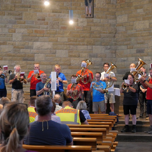 In der Bergtheimer Pfarrkirche mit Blick auf die spielenden Musikanten.