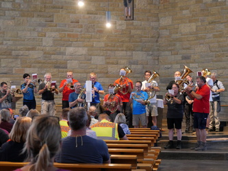 In der Bergtheimer Pfarrkirche mit Blick auf die spielenden Musikanten.