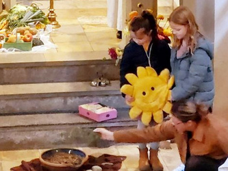 Kinder stehen am Erntealtar in der Kirche