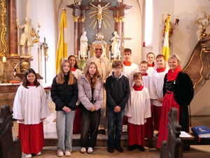 Ein Gruppenbild auf der Altarstufe in der Hausener Pfarrkirche