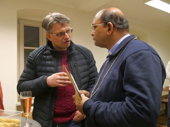 Kirchenpfleger Robert Wild und Bischof James im Gespräch.