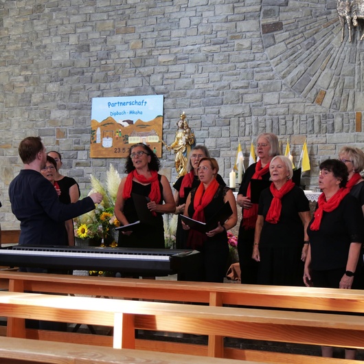 Blick auf den singenden Chor am Patroziniumstag in der Dipbacher Kirche.