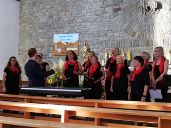 Blick auf den singenden Chor am Patroziniumstag in der Dipbacher Kirche.