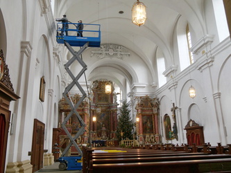 Blick in die Wallfahrtskirche Richtung Altarraum. Mit Hebebühne links.