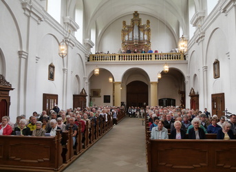 Blick von den Altarstufen in die vollbesetzte Kirche