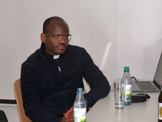 Pfarrer Benjamin im Gramschatzer Feuerwehrhaus.