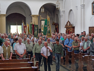 Einzug mit den Standarten in die Wallfahrtskirche Fährbrück