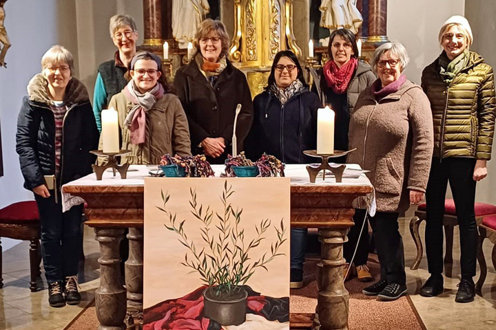 Gruppenbild mit acht Frauen. Alle schauen in die Kamera und lächeln.