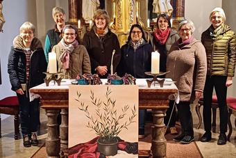 Gruppenbild mit acht Frauen. Alle schauen in die Kamera und lächeln.